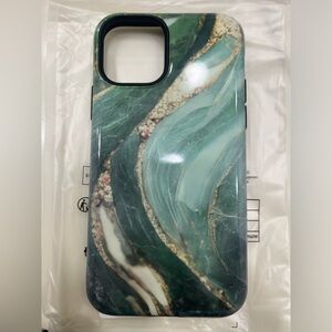 This is green and gold hard case to iPhone 11Pro.